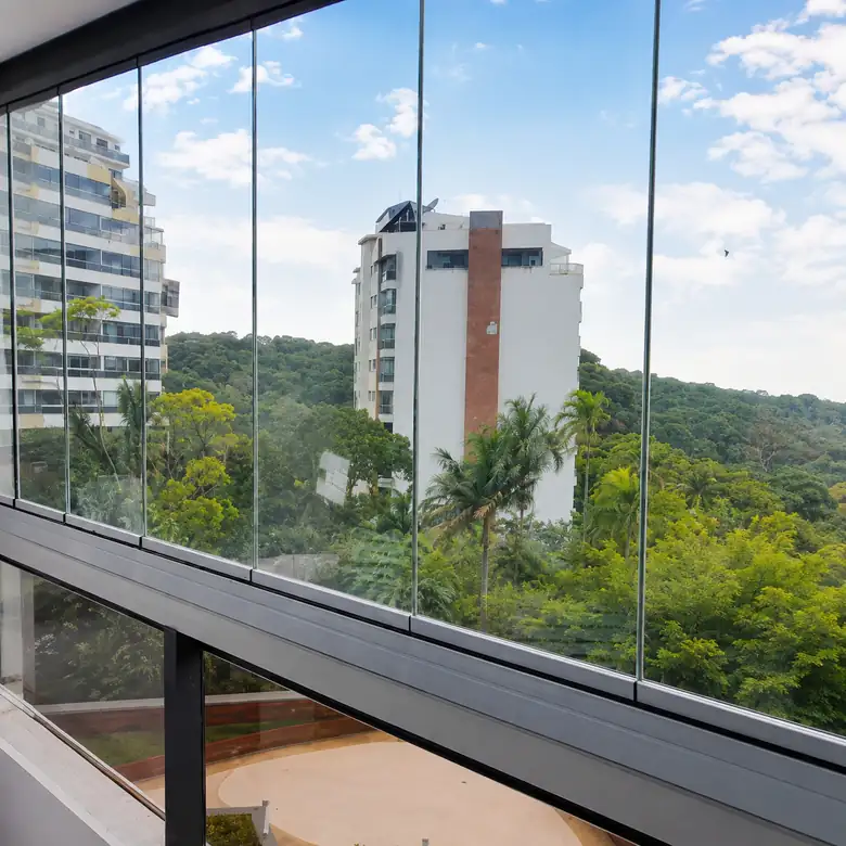 Envidraçamento de sacada com vista para área verde
