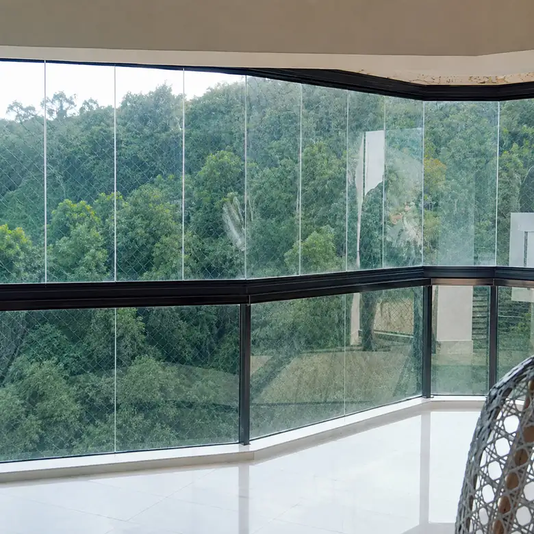 Sacada com vidros instalados e vista para a mata