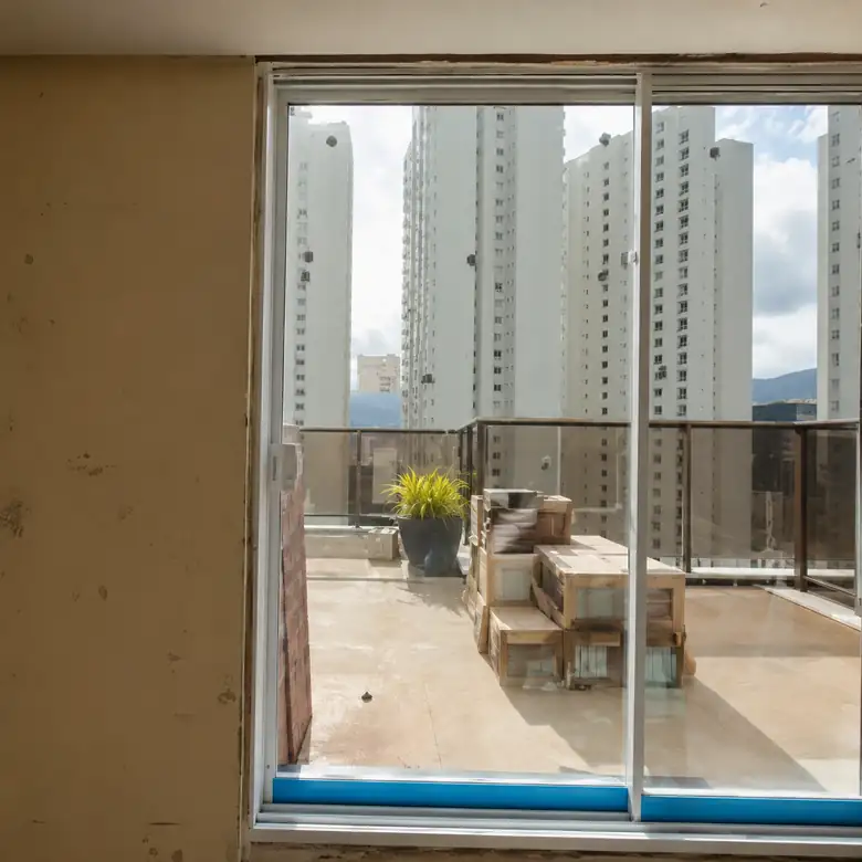 Obra de envidraçamento em andamento, esquadria instalada na sacada