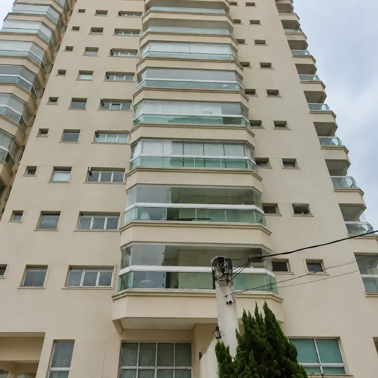 Prédio residencial com várias sacadas envidraçadas pela Guarujá Glass